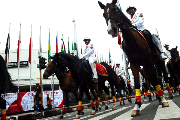  FOTO: Pasukan Berkuda Kavaleri TNI AD Meriahkan Peringatan KAA ke-58