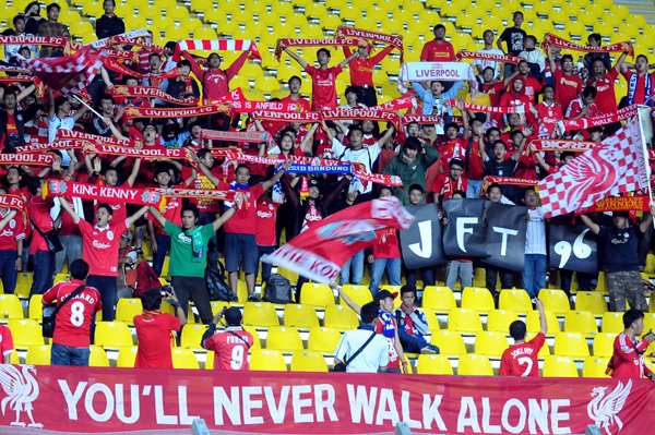  FOTO: Aksi 'Liverpudlians' Dukung EPL Master di Jalak Harupat