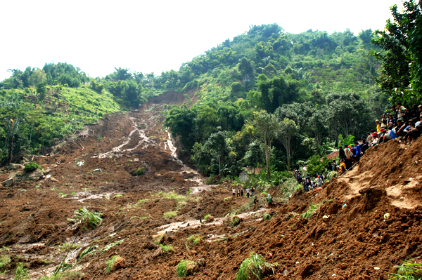  LONGSOR GARUT: Tiga Orang Tertimbun di Samarang