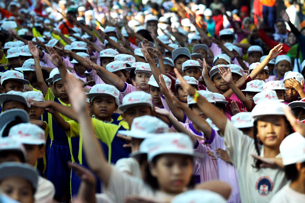  FOTO: Peringati KAA, 1.000 Pelajar Senam Massal