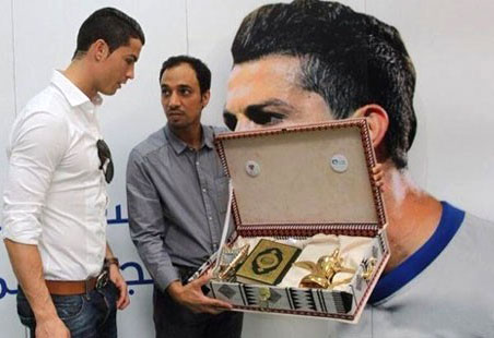  CRISTIANO RONALDO Dihadiahi Alquran dari Mobily