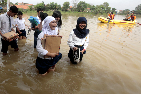  FOTO: Akses Terendam, Siswa SMP Garuda Dayeuhkolot Pindah Tempat UN