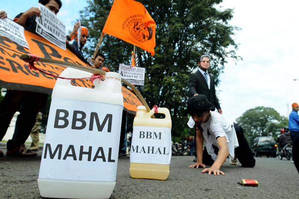  FOTO: Mahasiswa Aksi Teatrikal Menolak Rencana Kenaikan BBM di Gedung Sate