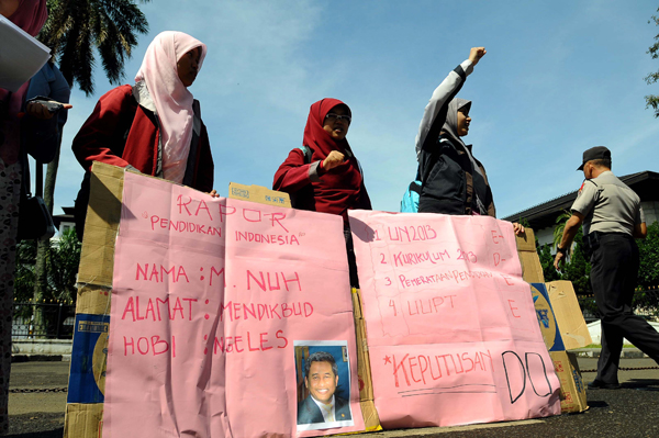  FOTO: Mahasiswa Demo Tuntut Mundur Mendikbud di Gedung Sate