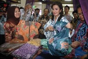  TARI BATIK CIREBON: Ingatkan Masyarakat Agar Cinta Batik Tulis