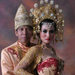  REKAYASA ISU: Dongkrak Popularitas Selebritis