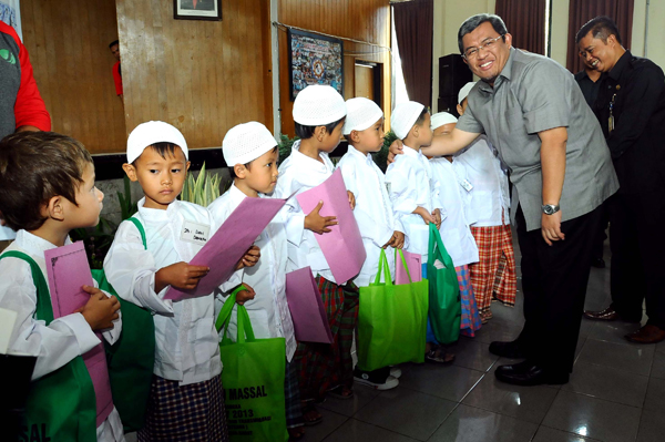  FOTO: Peringati May Day, Disnakertrans Jabar Gelar Khitanan Massal