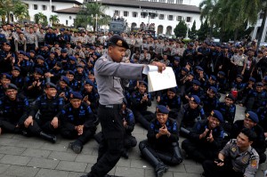  HARI BURUH SEDUNIA: Aparat Polri & TNI Berjaga di Gedung Sate