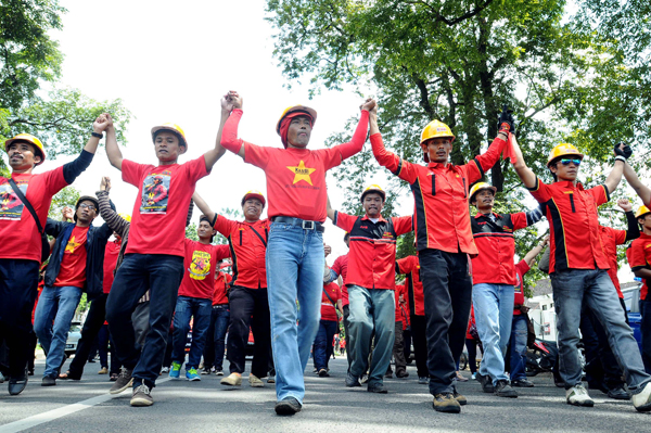  FOTO: Ribuan Buruh Duduki Gedung Sate Peringati May Day