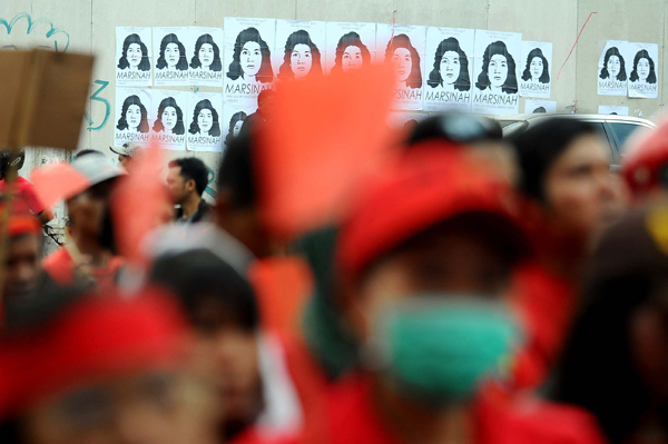  FOTO: Poster Marsinah Bakar Semangat Buruh di Gedung sate