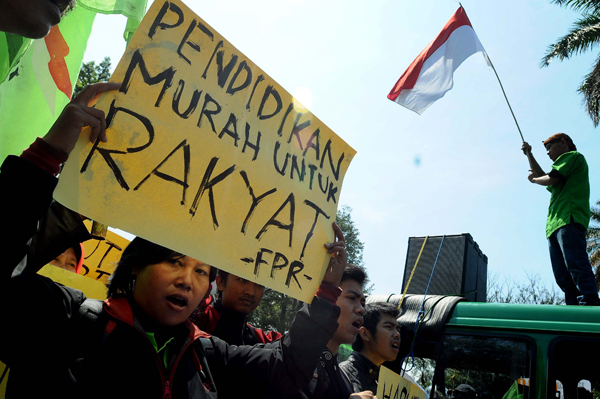  FOTO: Peringati Hardiknas, Mahasiswa Unjuk Rasa di Gedung Sate 