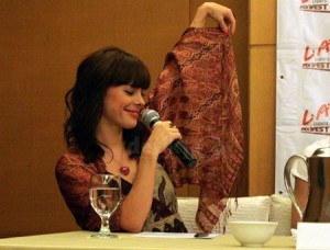  LENKA Jatuh Cinta dengan Batik Sejak Remaja