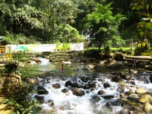  INFO WISATA: Air Sungai Paniis Singkup Kuningan Katanya Bisa Bikin Awet Muda