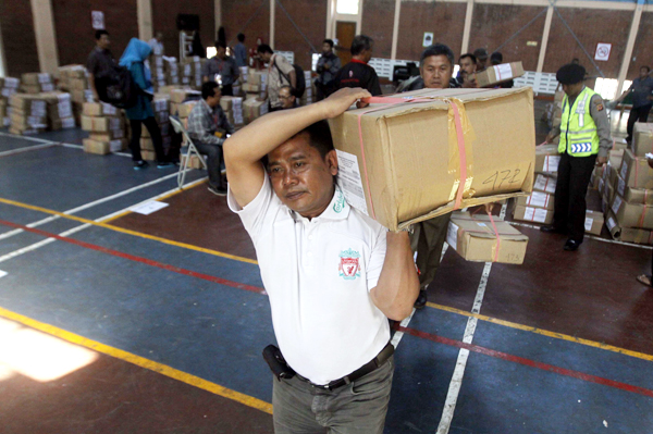  FOTO: Soal Ujian Nasional SD/MI di Bandung Mulai Didistribusikan