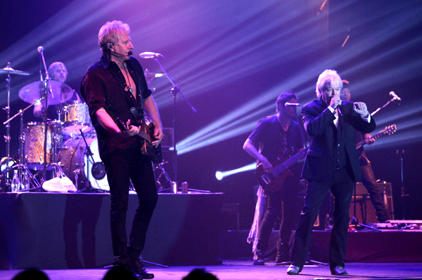  FOTO: Romantisme Air Supply Sihir Penonton Bandung