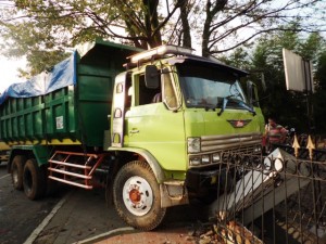  Truk Seruduk Pagar, 1 Pengendara Motor Dilarikan ke RS