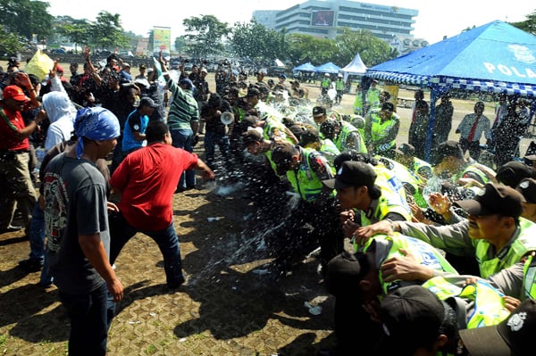  FOTO: Ricuh Demonstrans dan Polisi di Simulasi Pengamanan Pilwalkot Bandung 