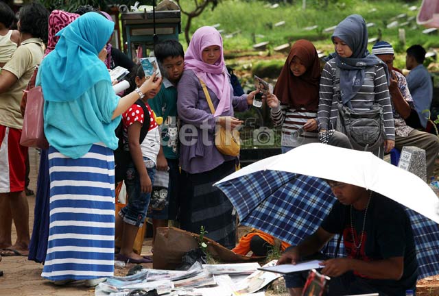  MAKAM UJE: Ramai Oleh Penjual Pernak-Pernik Pak Ustadz