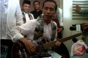  JOKOWI Kecewa Pemberian Gitar Metallica Gratifikasi