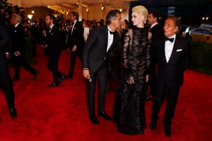  ANNE HATHAWAY: Ini Dia Gaun Transparan di Met Gala