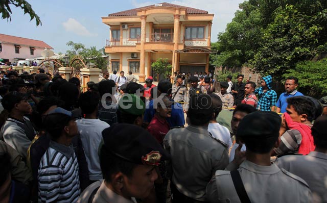  Foto-foto Saat Warga Menyerbu Rumah Pemilik Pabrik Kuali