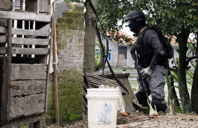  FOTO: Ini Gambar-gambar Pengepungan Rumah Teroris di Bandung