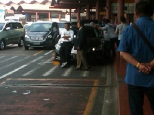  DAHLAN ISKAN Tongkrongin Mercy Parkir Sembarang di Bandara