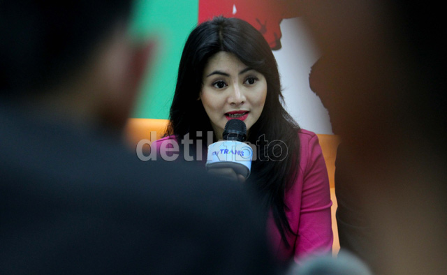  FOTO VITALIA SHESYA: Tampak Anggun Saat Jumpa Pers Soal Ahmad Fathanah