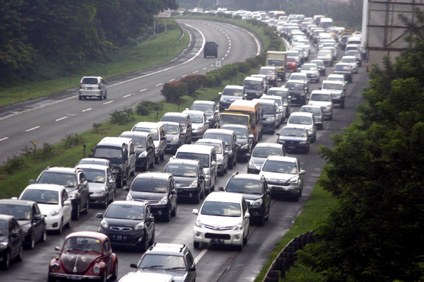  FOTO: Libur Panjang, Ribuan Kendaraan Masuki Bandung