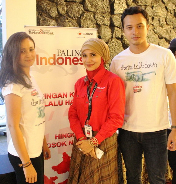  TELKOMSEL: Nicholas Saputra Dampingi Pelanggan Nonton 'Don't Talk Love'