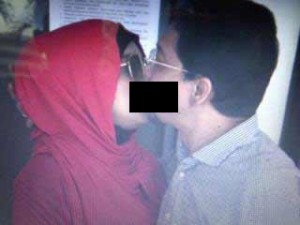  Foto Ciuman Ahmad Fathanah & Sefti Sanustika Beredar di Internet