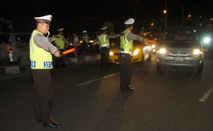  ANTISIPASI TERORIS: Polisi Perketat Razia Kendaraan di Jalur Pantura Cirebon