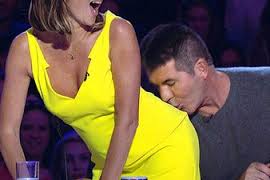  SIMON COWELL Cium Bokong Kontestan