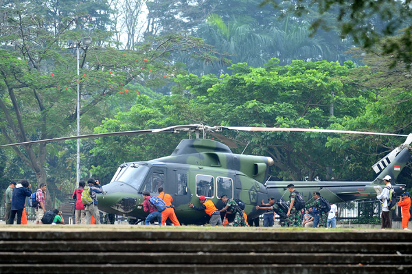  FOTO: Helikopter TNI AD Mendarat di Lapangan Gasibu