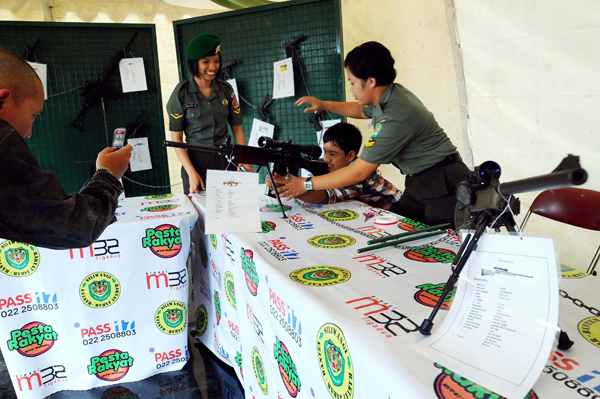  FOTO: Mencoba Senjata di Pameran Alutsista Hut Kodam III/Siliwangi