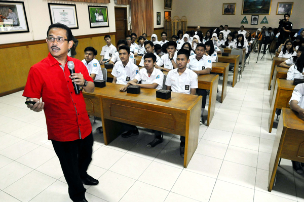  FOTO: Peringati Kebangkitan Nasional Direksi BUMN Mengajar SMU