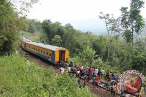  KERETA ANJLOK: Jalur Selatan Terganggu