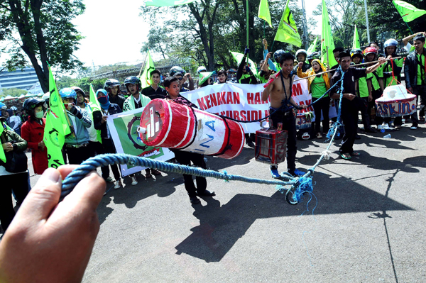  FOTO: Buruh Demo Tolak Kenaikan Harga BBM di Gedung Sate