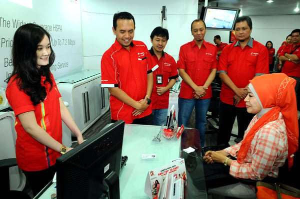  FOTO: HUT ke-18 Telkomsel, Direksi Telkomsel Layani Pelanggan di GraPARI 