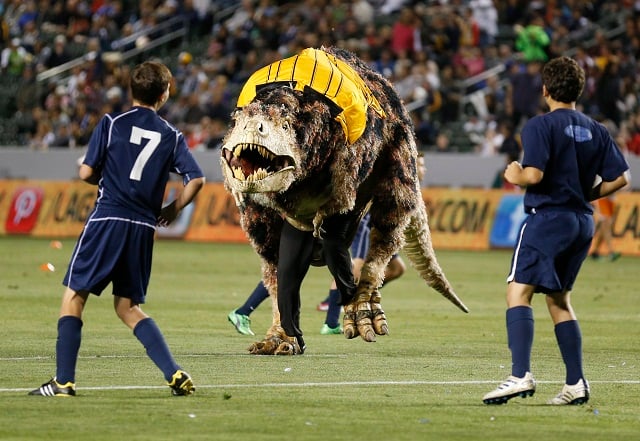  Wow, T-Rex Ini Masuk ke Lapangan Sepak Bola