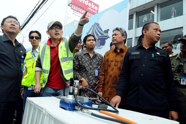  FOTO: Serat Optik Bawah Tanah Pertama Dibangun di Bandung