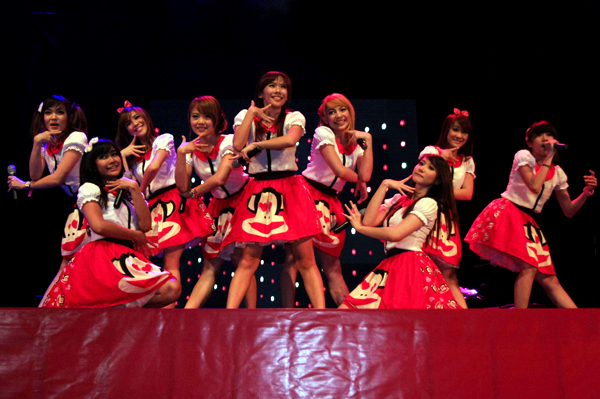  FOTO: Cherrybelle Hibur Penggemar di Bandung