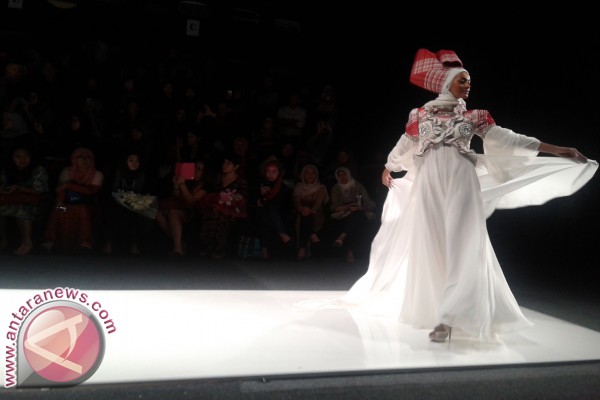  BUSANA MUSLIM: Perancang Mode Tampilkan Mode Baru di IIFF 2013