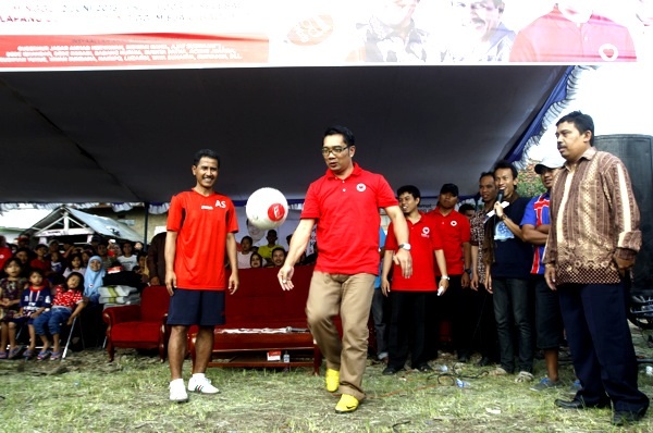  FOTO: Ridwan Kamil Bagikan 1.000 Bola Bersama Ajat Sudrajat