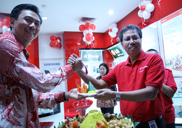 Henky Setiawan, Presdir PT. Telesindo Shop (kiri) & Mas'ud Khamid, Direktur sales Telkomsel. (image: telkomsel)