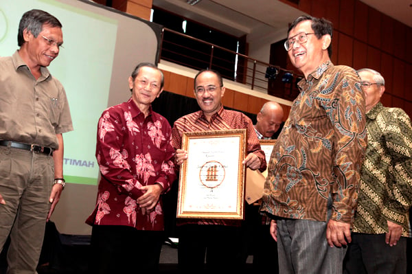  FOTO: Rektor Unpad Ganjar Kurnia Raih Penghargaan Rancage 2013