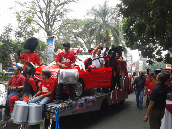  Telkomsel Arak Pemenang Undian Pesta Isi Ulang