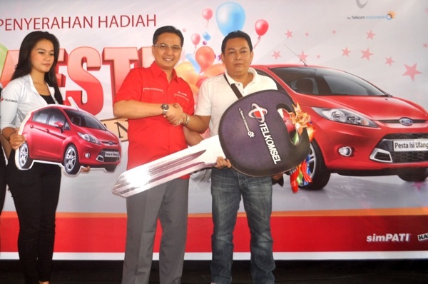  FOTO: Telkomsel Beri Hadiah Ford Fiesta bagi Pelanggan Setia