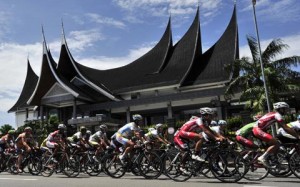  TOUR DE SINGKARAK: 97 Pebalap Berpacu di Rute Padang Pariaman-Painan