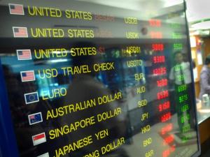  Jelang Penutupan, Rupiah Tembus Rp10.015/US$